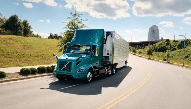 Volvo Trucks North America presenta la herramienta de costo total de propiedad para camiones eléctricos a batería
