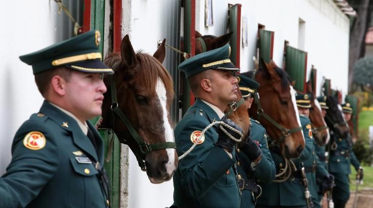 Soldados con sus caballos en la Escuela de Equitación del Ejército